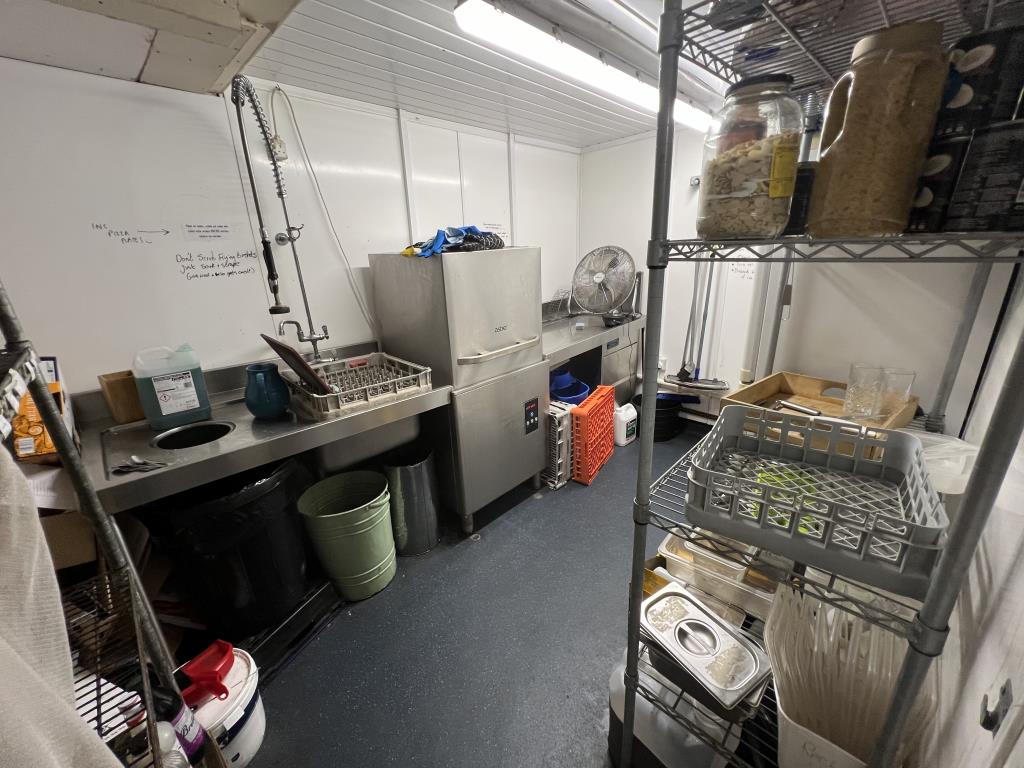 Lot: 93 - COMMERCIAL INVESTMENT - Further view of kitchen area